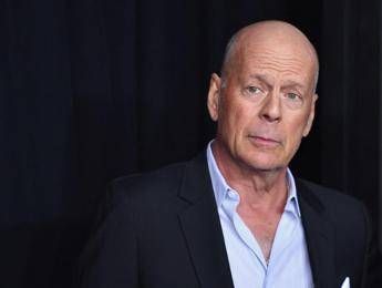 Bruce Willis, da uno studio italiano possibile terapia per rallentare la malattia che l’ha colpito