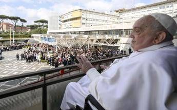 Papa Francesco, l’internista: “A Santa Marta riabilitazione come in ospedale”